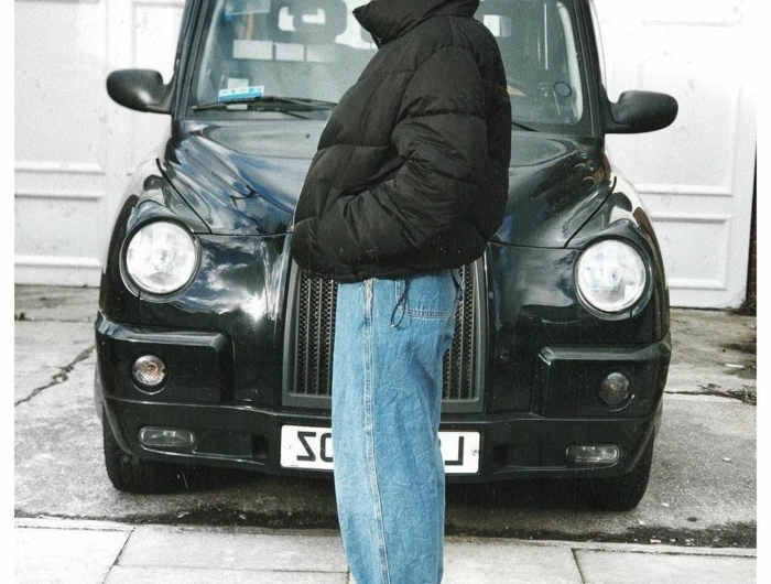 london street style schwarze puffige jacke doc martens boots slouchy jeans mit hohe bund mode inspo 2021