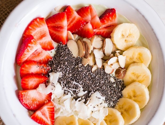louwen diät rezepte gesundes frühstück mit joghurt und früchten erdbeeren bananen