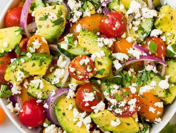 louwen ernährung gesunder salat für schwangere avocado cherry tomaten ziegenkäse