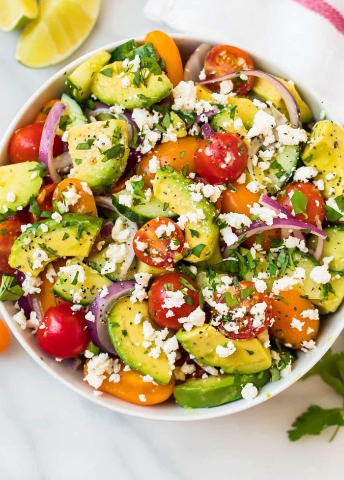 louwen ernährung gesunder salat für schwangere avocado cherry tomaten ziegenkäse