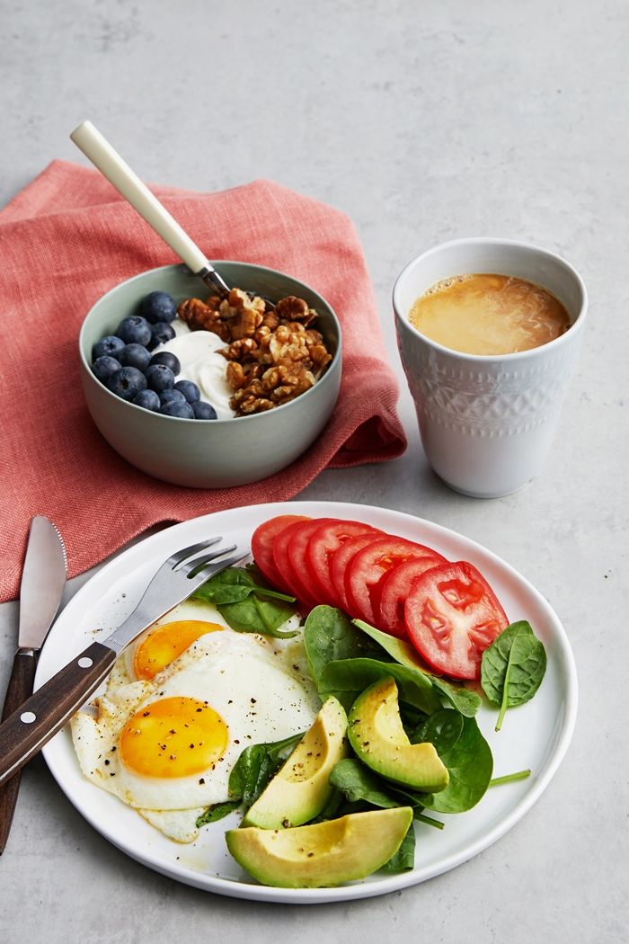louwen rezepte frühstücksideen gesundes frühstück mit eiern und avocado