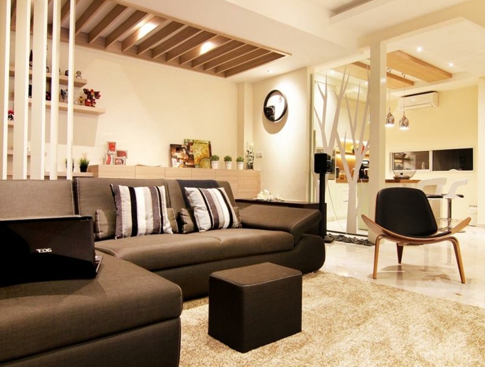 luxuriäses wohnzimmer großes schwarzes sofa wohnzimmer skandinavischer moderne innenausstattung 2021 inspiration