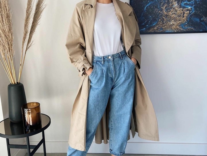 lässiges outfit wochenende langer beiger trenchcoat weite jeans dame weißes t shirt mode inspiration 2021