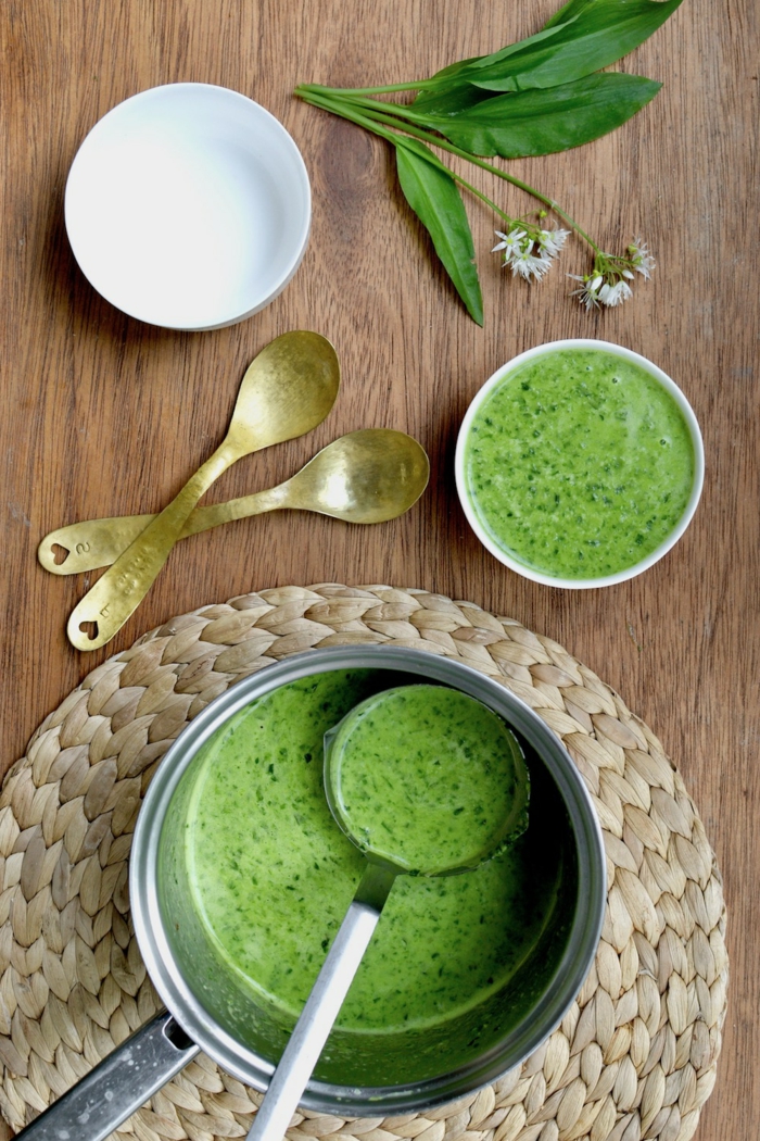löffel tisch aus holz bärlauchsuppe rezept eine schüssel mit grüner suppe frischer bärlauch
