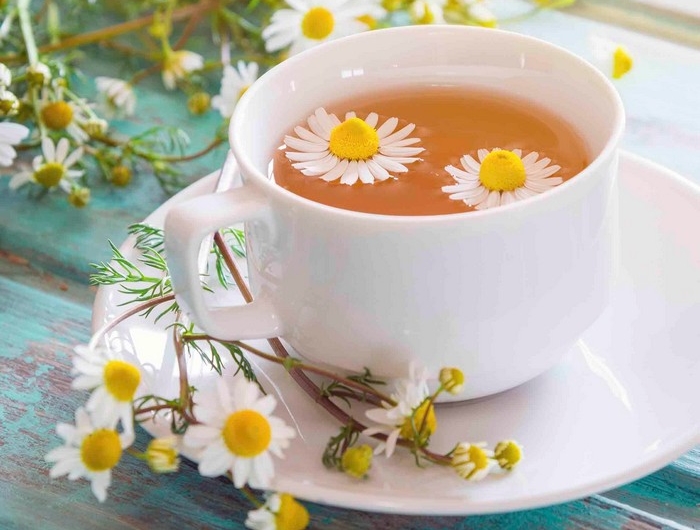 migräne was hilft hausmittel gegen kopfschmerzen mutterkraut tee trinken ständig kopfschmerzen behandeln