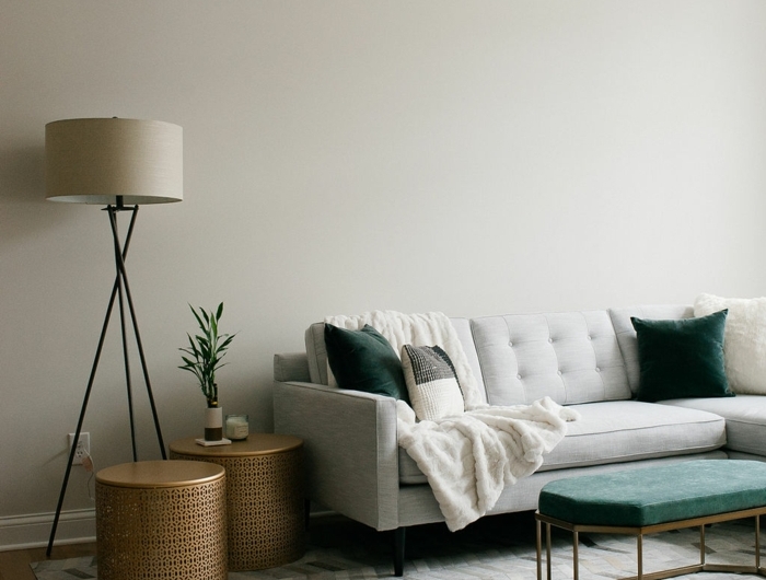 minimalistische inneneinrichtung kleines weißes sofa was ist hygge einrichtung skandinavische inspiration interior design 2021