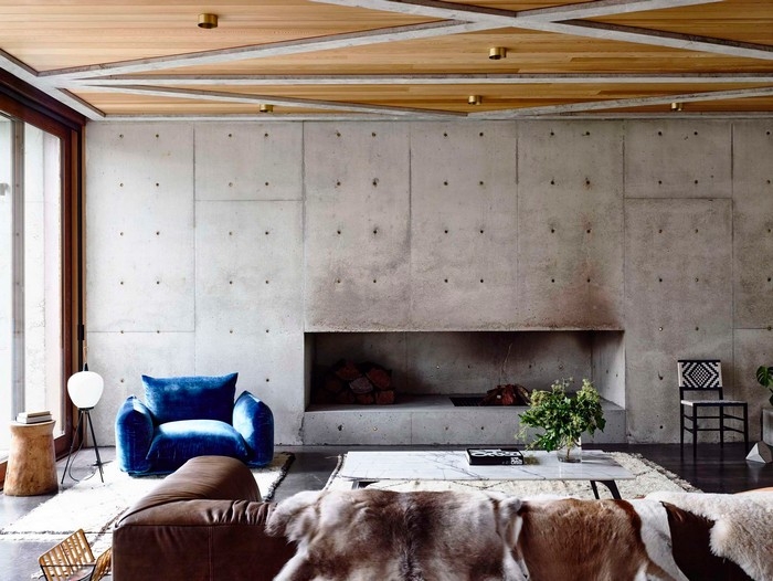 moderne japainische wohnung wabi sabi wohnen japanische einrichtung wohnzimmer japanischer stil braunes sofa sessel blau industrial