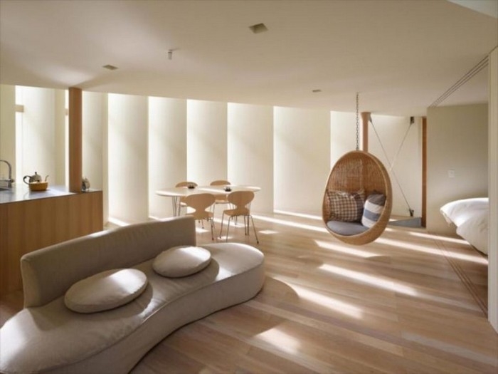moderne japanische wohnung japanisches wohnzimmer wabi sabi interior hängesessel aus stroh kissen sofa in natürlichen formen holzboden