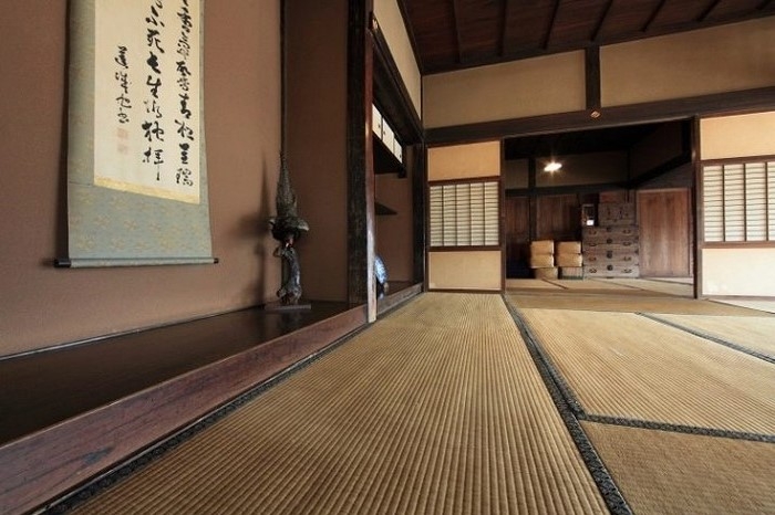 moderne japanische wohnung wohnzimmer japanischer stil japanisches wohnzimmer wabi sabi interior holzboden rosa braun wandfarbe plakat japanisch