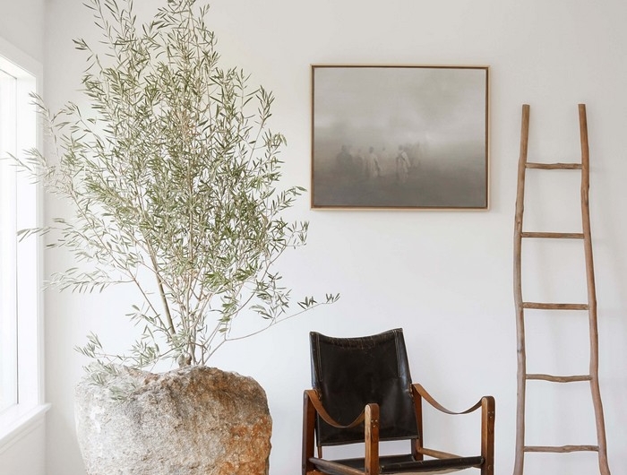 moderne japansische wohnung wohnzimmer japanisch einrichten wabi sabi wohnen japansiches wohnzimmer wabi sabi stuhl aus holz leder schwarz steinvase pflanzen wandbild