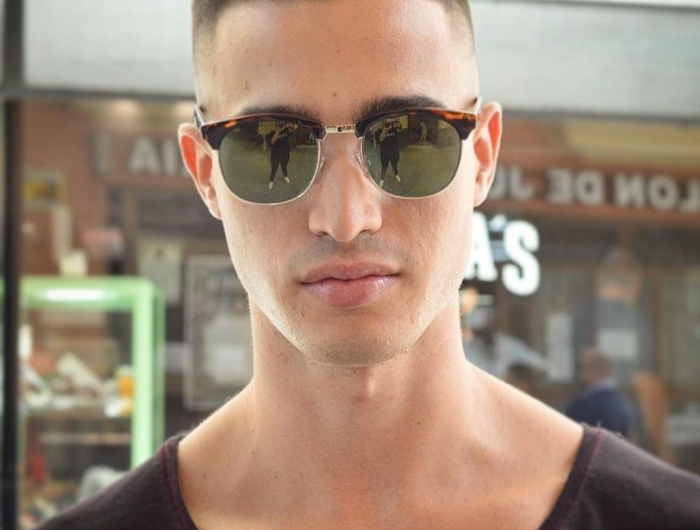 moderne schwarze sonnenbrillen männerfrisuren kurz 2021 lässiges schwarzes t shirt braune haare