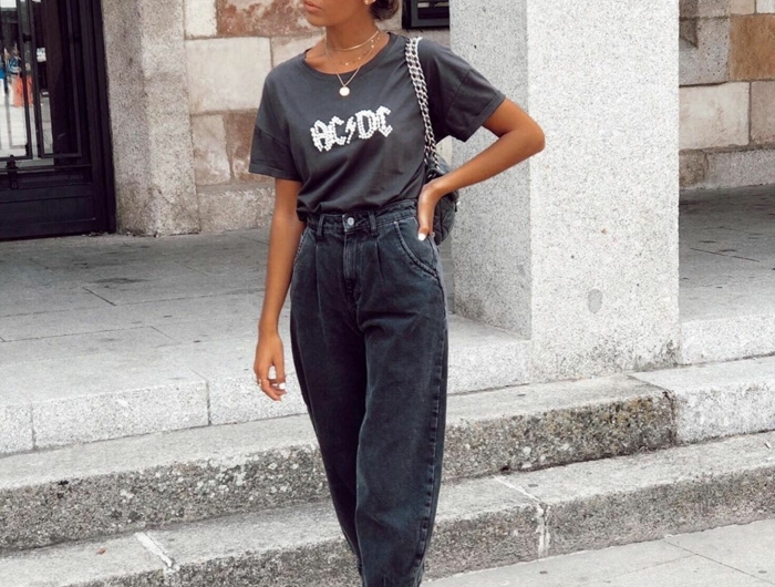 monochromes schwarzes outfit ac dc t shirt grau schwarze mom jeans lässiger street style inspiration