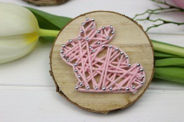osterhase basteln kleine geschenke zu ostern für erwachsene basteln mit kindern frühling vorlagen osterdeko basteln osterhase aus rosa faden auf holzscheibe