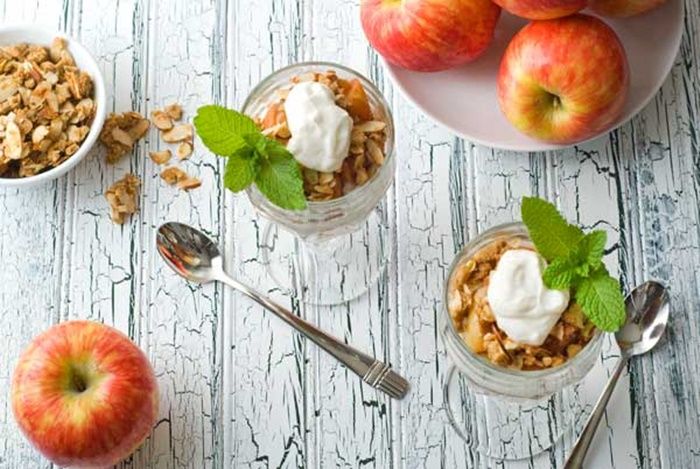 parfait ohne ei nachtisch ideen dessert im glas apple pie garniert mit sahne und pfefferminze