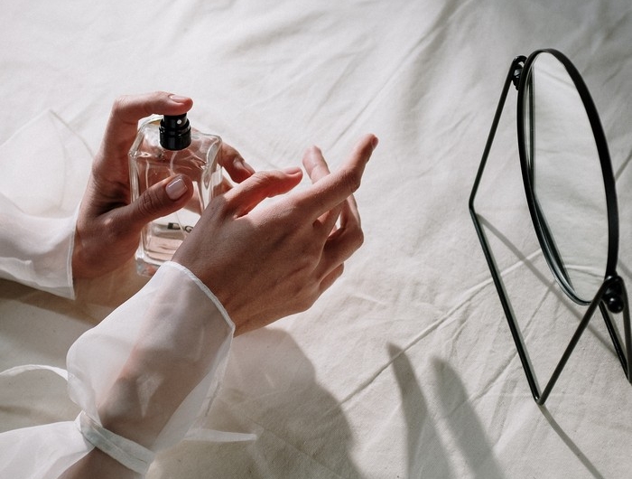 parfüm schenken eltern beschenken überraschung personalisiert parfüm frau hand weiße bluse spiegel