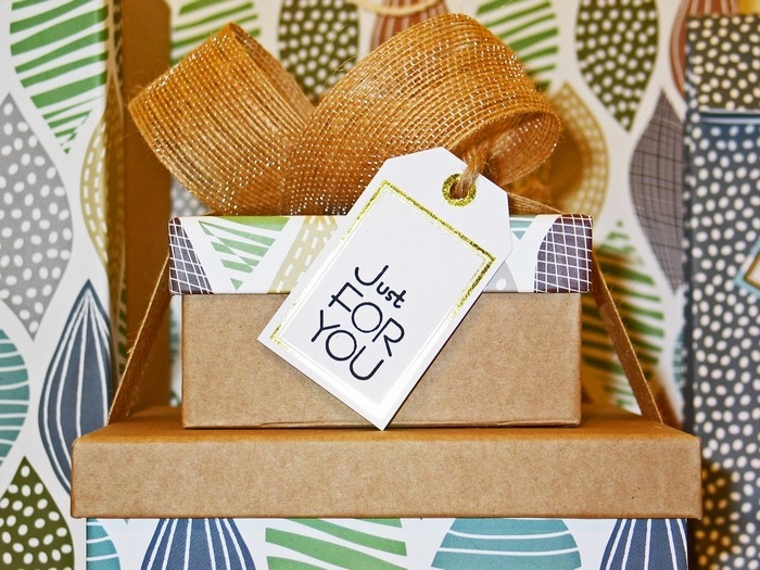 persönliches geschenk eltern beschenken auswählen box mit schleife jsut for you karte