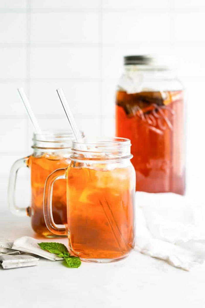 pfirsich eistee selber machen ohne zucker zwei gläser mit orangem getränk ice tea und strphhalmen