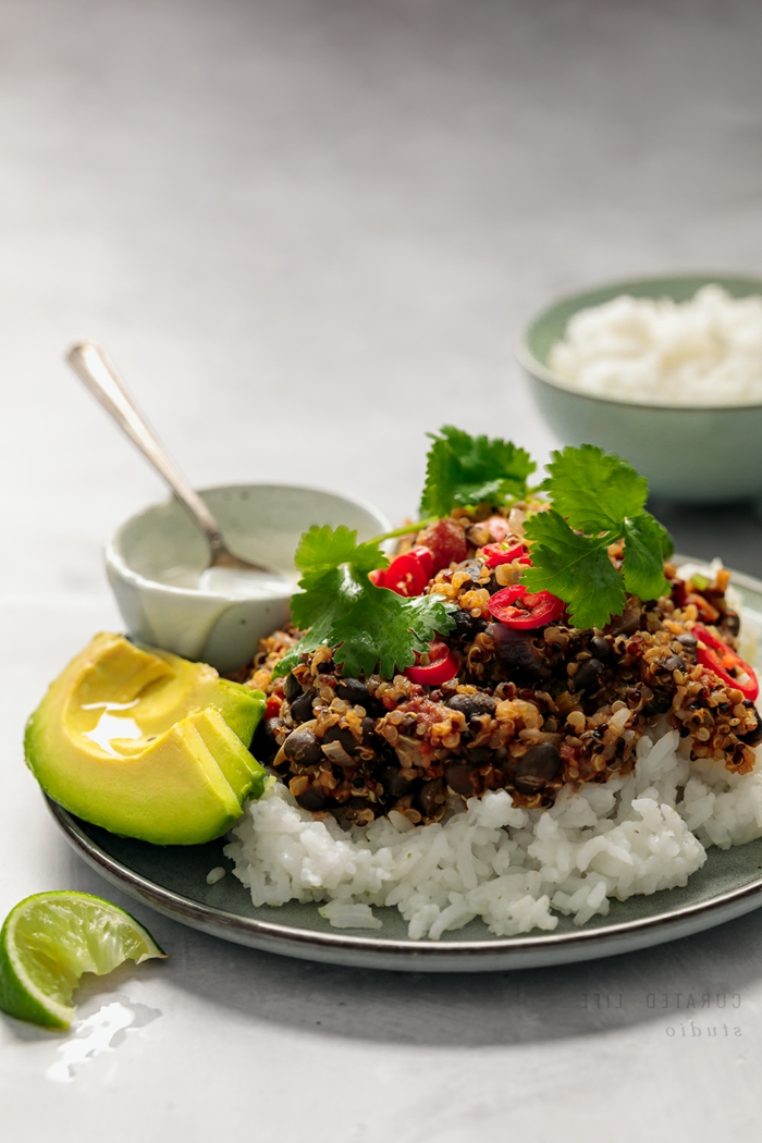 rezept für veganes chili sin carne mit avocado reis und petersilie chili und paprika