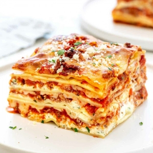 rezept für vegetarische lasagne mit parmesan passierten tomaten und hackfleischersatz weißer teller