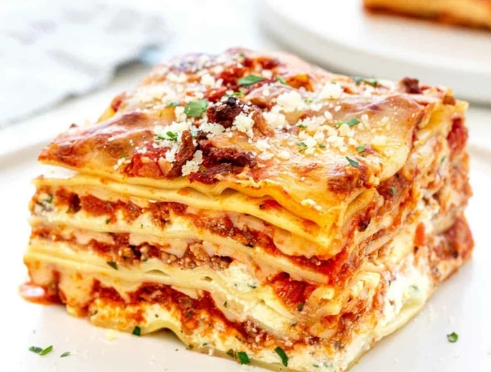 rezept für vegetarische lasagne mit parmesan passierten tomaten und hackfleischersatz weißer teller