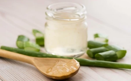 rezepte für aloe vera gel haare großes löffel aus holz kleine aloe stückchen