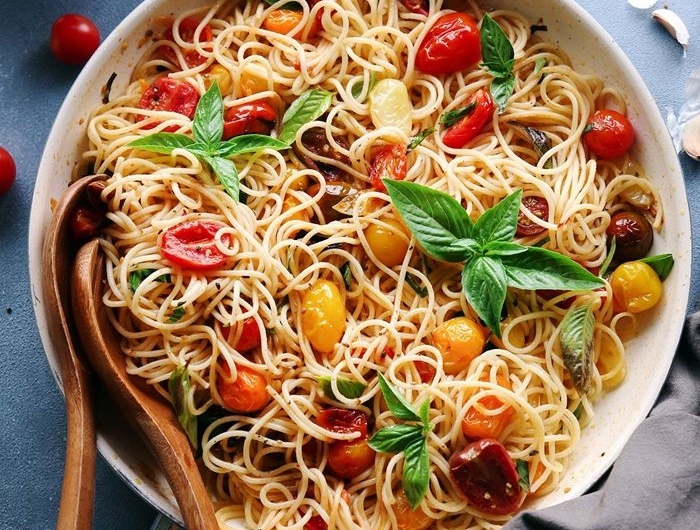 rezepte mit nudeln mittagessen ideen leckere gerichte pasta mit basilikum und cherry tomaten