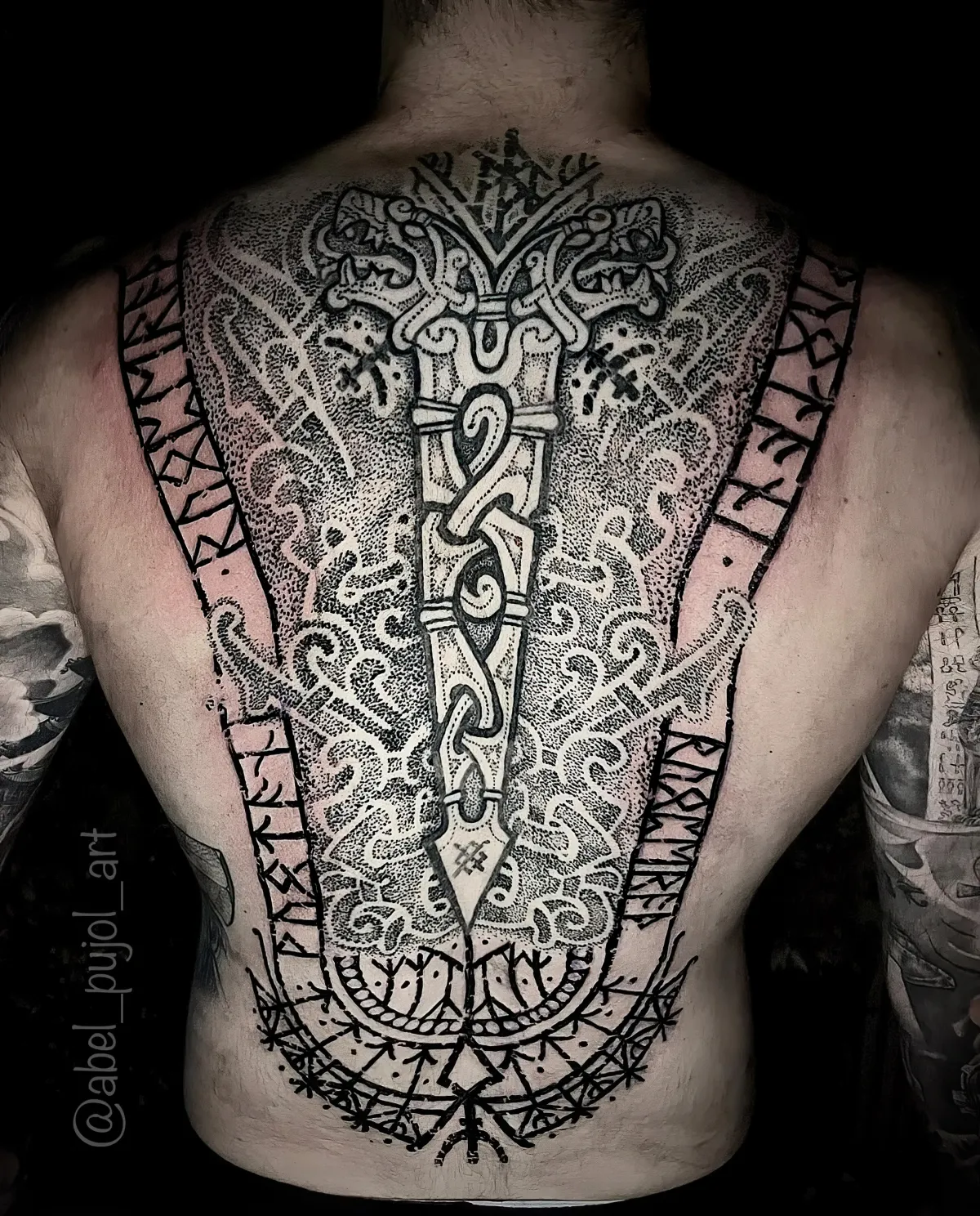 rücken tattoo von skandinavischer mithologie inspiriert