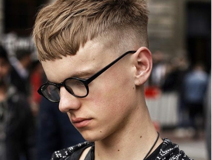runde schwarze brillen männerfrisuren kurz blonde haare kurzer undercut inspiration herrenfrisuren ideen