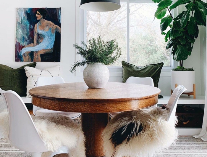 runder tisch aus holz weiße stühle modern artistisches gemälde an die wand große grüne deko pflanze hyggelig wohnen ideen