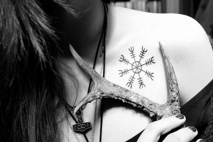 rune tattoo runen namen wikinger runen bedeutung nordische symbole wikinger tattoo viking tattoo helm von awe frau brust