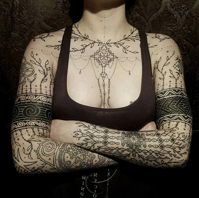 runen bedeutung viking tattoo wikinger tattoo odal rune nordische symbole frau brust hände tattoo runen schwarz