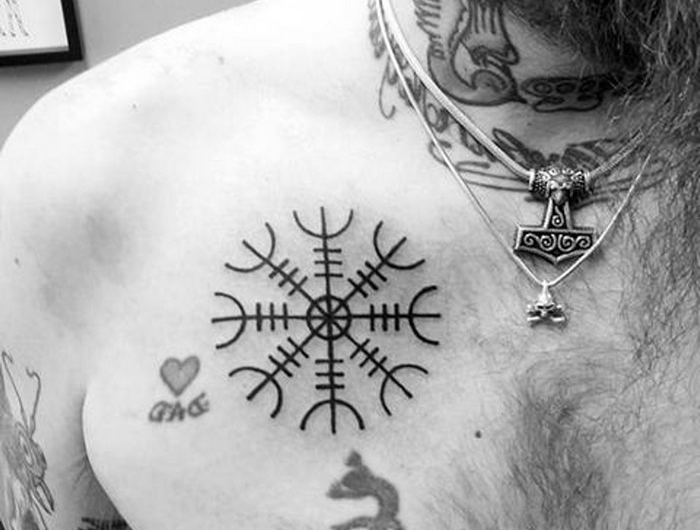 runen namen rordische runen germanische runen runen tattoos der helm von awe wikinger runen tattoo schwarz brust mann