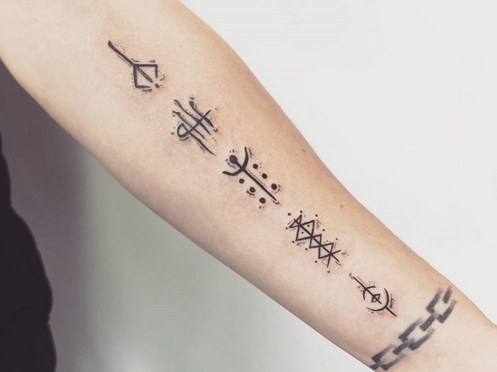 runen namen runen tattoo schwarze sonne viking tattoo runen bedeutung tattoo runen hand innenseite