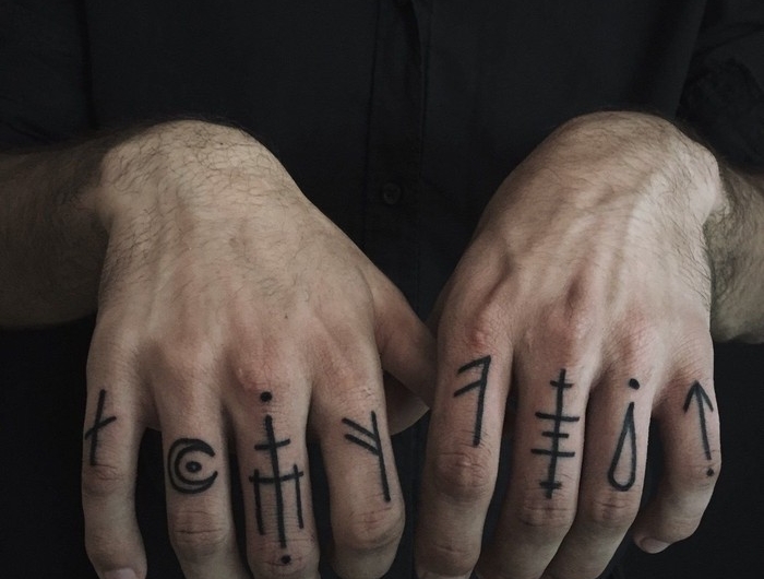 runen namen wikinger symbole tattoo nordische mythologie tattoo wikinger runen bedeutung runen tattoo fingern acht