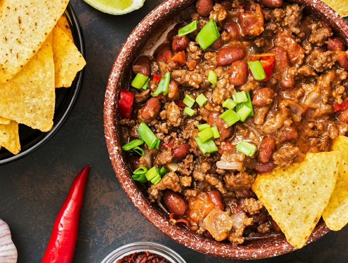 scharfes mexikanisches gericht chili con carne rezept einfach mais fleisch knoblauchzehhen chilischoten
