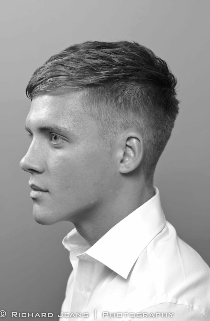 schwarz weißes foto mann im weißen hemd blonde haare moderne männerfrisuren kurzer haarschnitt undercut 