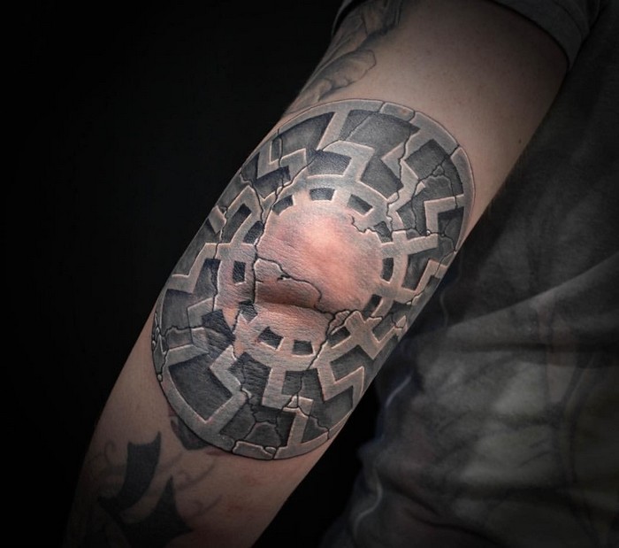 schwarze sonne odal rune tattoo wikinger germansiche runen viking tattoo tattoo runen runen tattoo verboten nazis