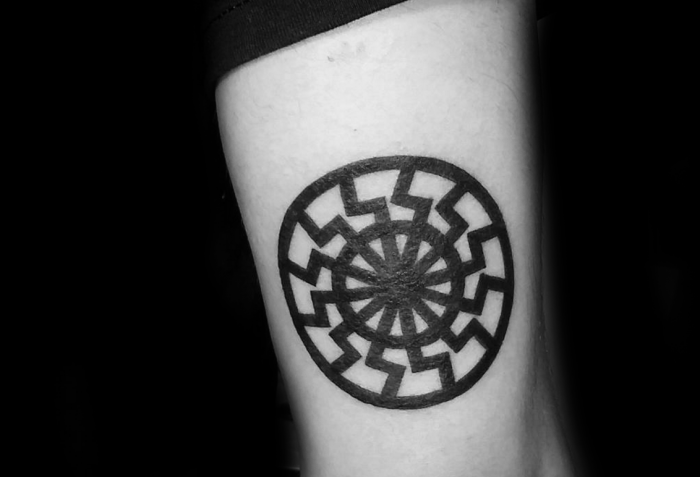 schwarze sonne wikinger runen bedeutung runen tattoo verboten wikinger symbole tattoo arm schwarze tattoo