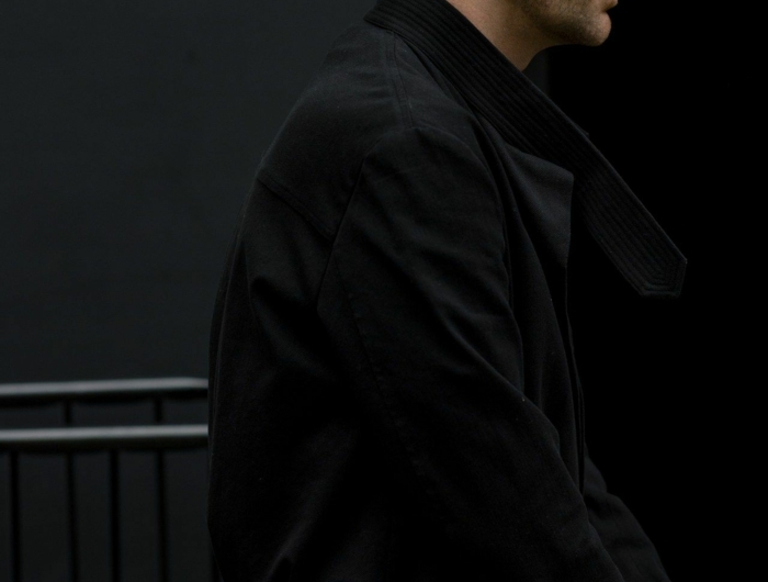 seiten auf null mit übergang angesagte männerfrisuren männer street style inspiration monochromes schwarzes outfit
