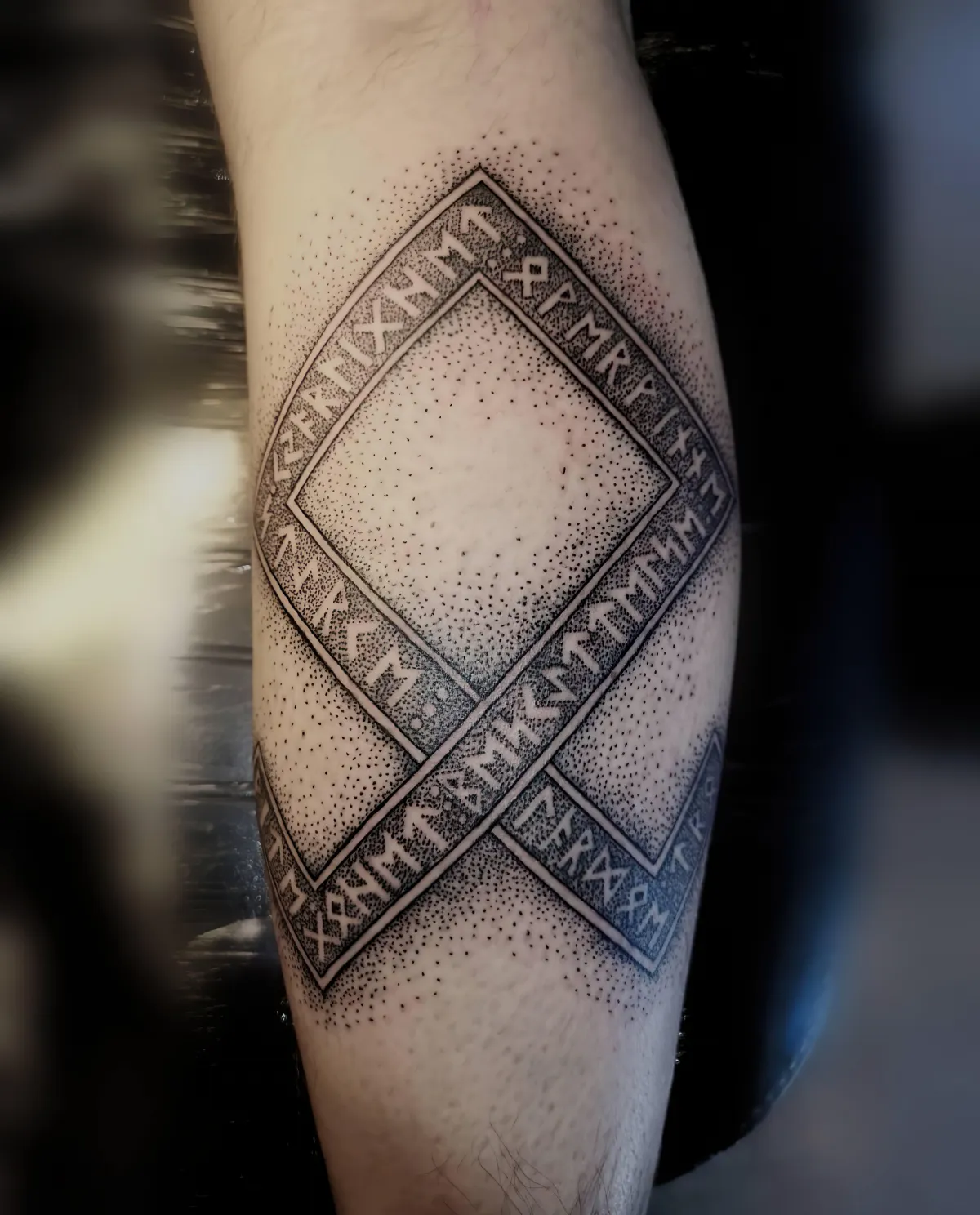 skandinavische ornamente als tattoo motiv am bein