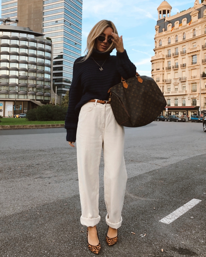 slouchy jeans mode street style inspiration weite weiße jeans oversized schwarzer pullover große braune tasche