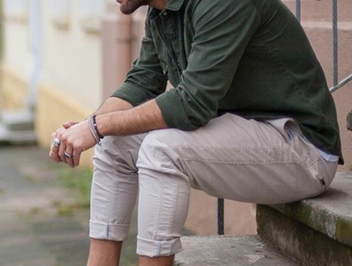 stylish angezogener mann beige hose weiße sneakers grünes hemd trendfrisuren 2021 männer kurzhaarschnitte