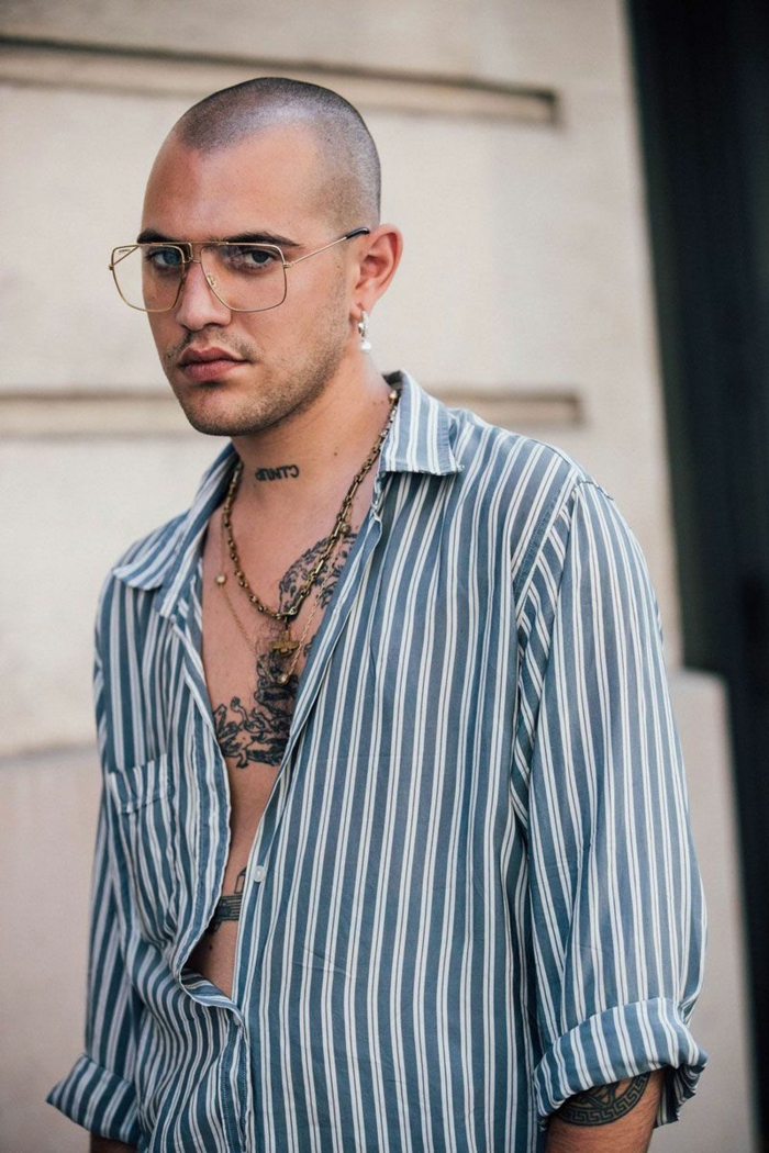 tattoos am körper weiß blaues hemd glatze frisur moderne männerfrisuren trends große brillen street style casual inspo
