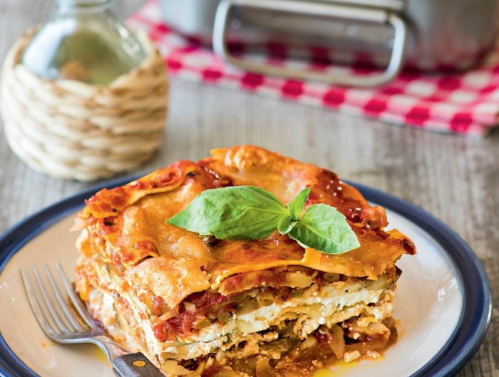 teller mit einer lasagne mit fleisch und zwiebeln und tomaten lasagne bolognese ein teller