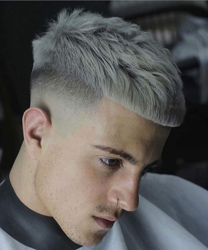 trendige kurze haarsdschnitte für männer coole herrenfrisuren blond seiten auf null mit übergang