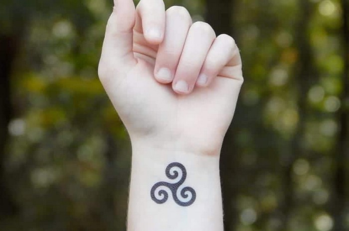triskele tattoo runen symbole wikinger tattoo germansiche tattoos.tattoo wikinger handgelenk