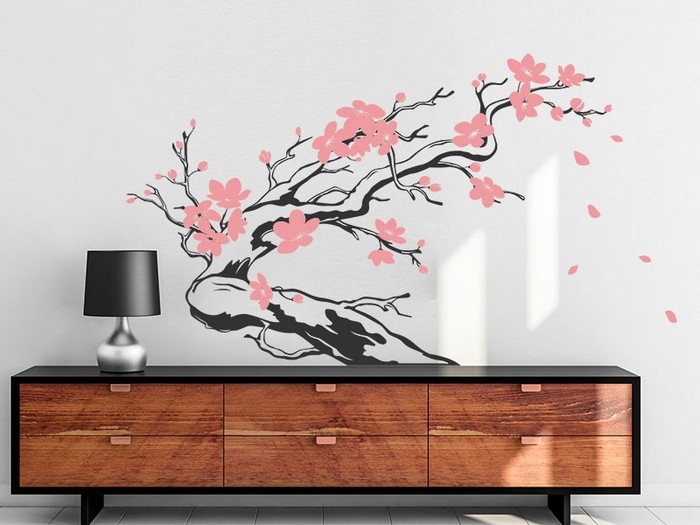 wabi sabi interior japanische einrichtung wohnzimmer japanischer stil wandtatoo mit blumen rosa standlampe schwarz schrank aus holz