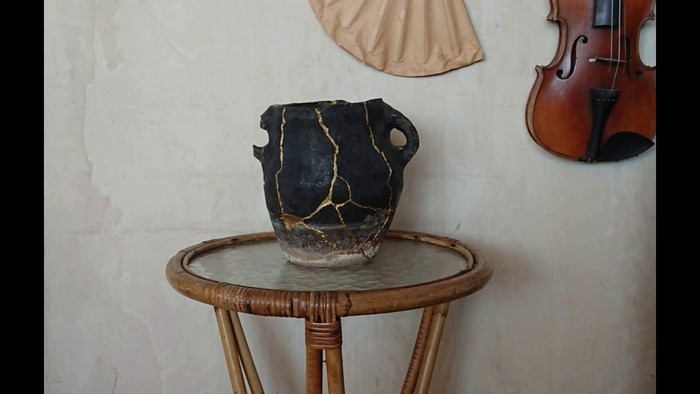 wabi sabi wohnen japanische wohnung inneneinrichtzung moderne japanische wohnung kintsugi vase kerami minimalistisch