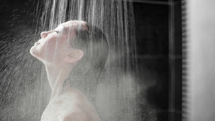 was hilft gegen migräne einseitige kopfschmerzen kopfschmerzen ursachen spannungskopfschmerzen heiße duchse nehmen frau duschen