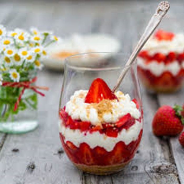 was ist ein parfait nachtisch im glas dessert mit erdbeeren sahne und keksen